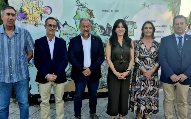Expositores de la feria Vente Descubre Entreparques en el Paseo del Rectorado de Ciudad Real