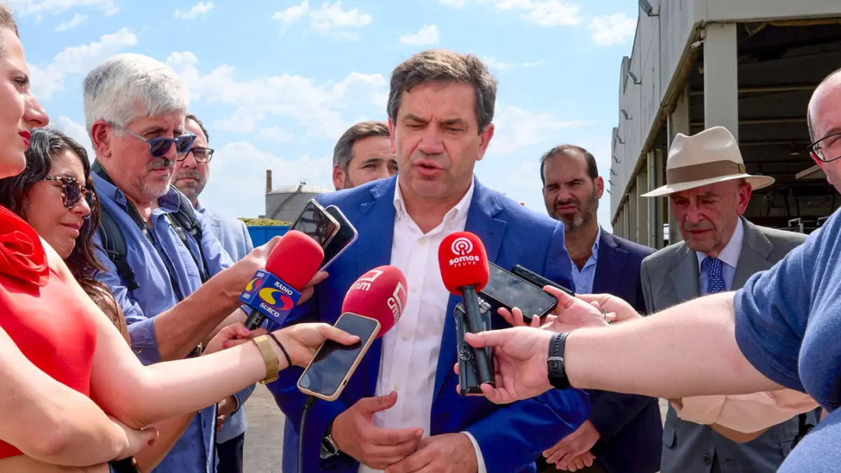 Miguel Ángel Valverde visita la Bodega Virgen de las Viñas de Tomelloso durante la vendimia
