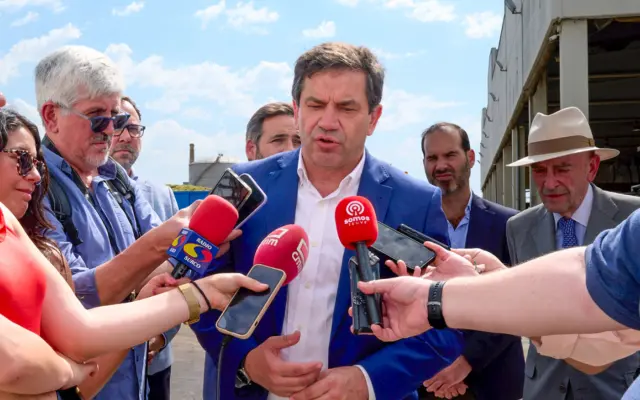 Miguel Ángel Valverde visita la Bodega Virgen de las Viñas de Tomelloso durante la vendimia