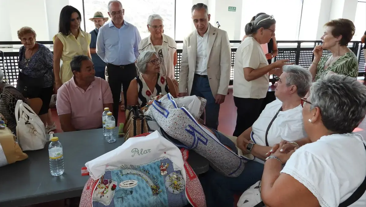 Participantes del XXVI Encuentro de Encajeras en el Pabellón La Central de Puertollano