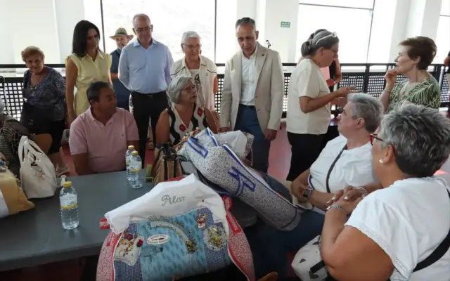 Participantes del XXVI Encuentro de Encajeras en el Pabellón La Central de Puertollano