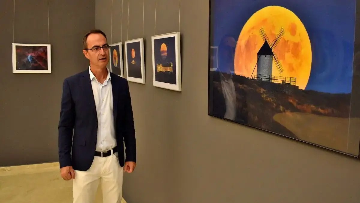 Fotografía de la exposición astrofotografía Bajo un mismo cielo en el Museo Cristina García Rodero de Puertollano