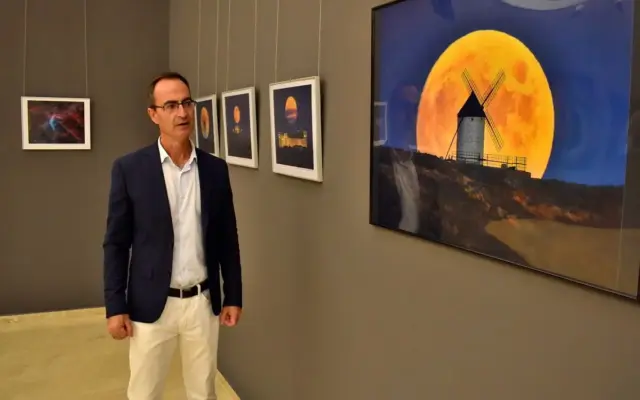 Fotografía de la exposición astrofotografía Bajo un mismo cielo en el Museo Cristina García Rodero de Puertollano