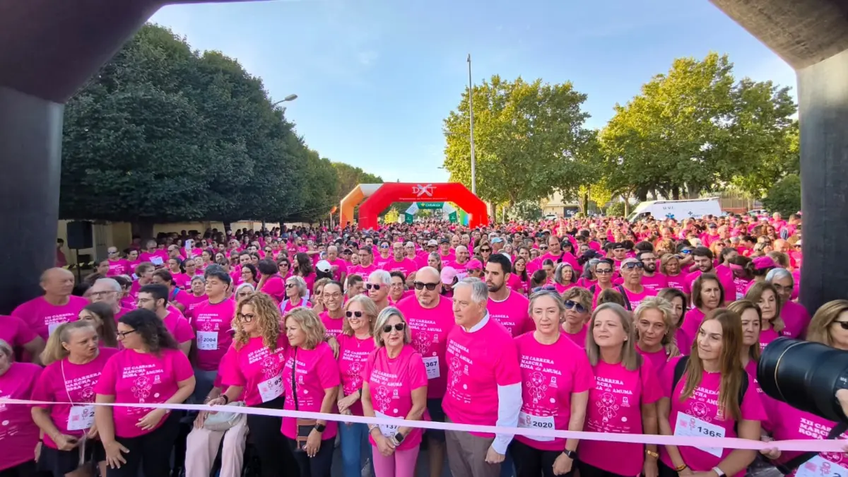 Participantes en la salida de la XII Carrera Rosa de AMUMA en Ciudad Real