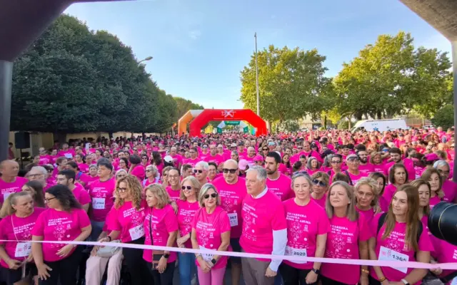 Participantes en la salida de la XII Carrera Rosa de AMUMA en Ciudad Real