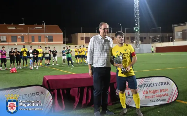 Jugadores durante el Trofeo Virgen de la Estrella de fútbol en el Complejo Deportivo Candelario León Rivas de Miguelturra