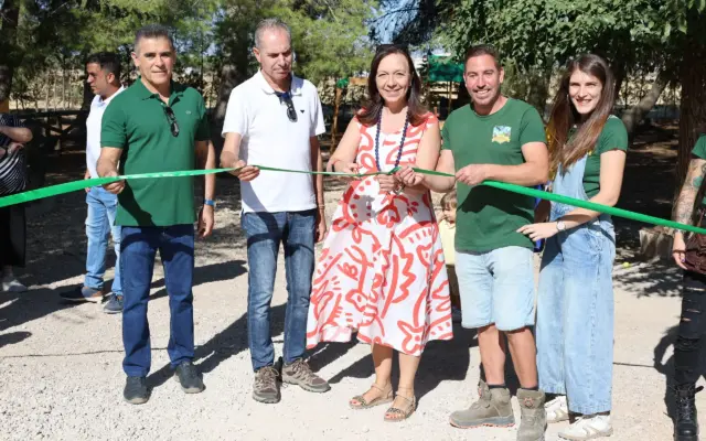 Corte de cinta en la inauguración de la granja escuela El Pinar de las Águilas en Alcázar de San Juan