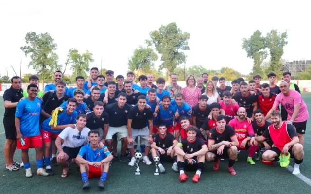 Jugadores y concejales posan con el trofeo tras la final del IV Trofeo de Ferias de Fútbol de Alcázar de San Juan