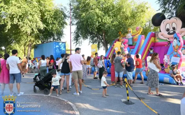 Niños jugando en atracciones hinchables en el Recinto Ferial de Miguelturra durante las Ferias 2026