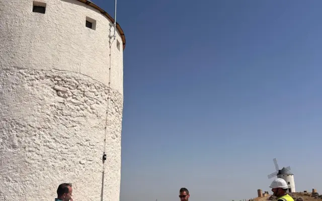 Molino de viento de Herencia con antena pararrayos instalada en la crestería