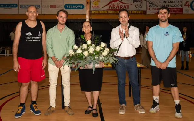 Jugadores disputando el Trofeo Luis Javier de baloncesto en Herencia