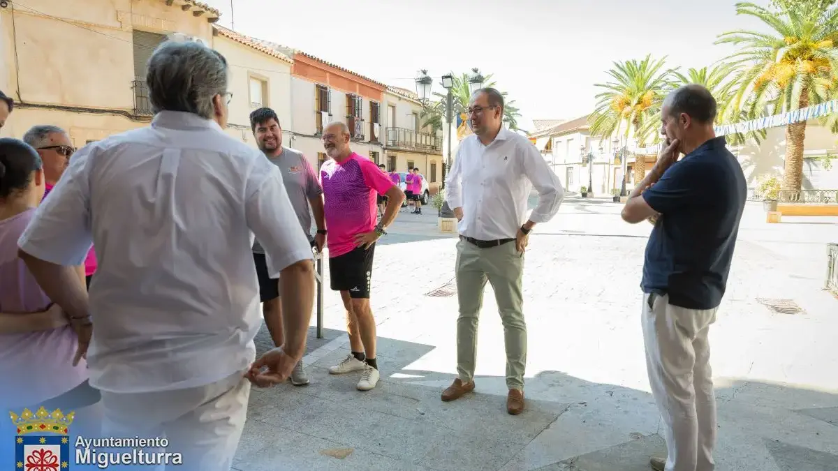 Jugadores del CD Miguelturreño durante la ofrenda floral a la Virgen de la Estrella