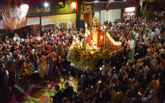 La Virgen de Gracia procesiona por las calles de Puertollano acompañada de una multitud de vecinos