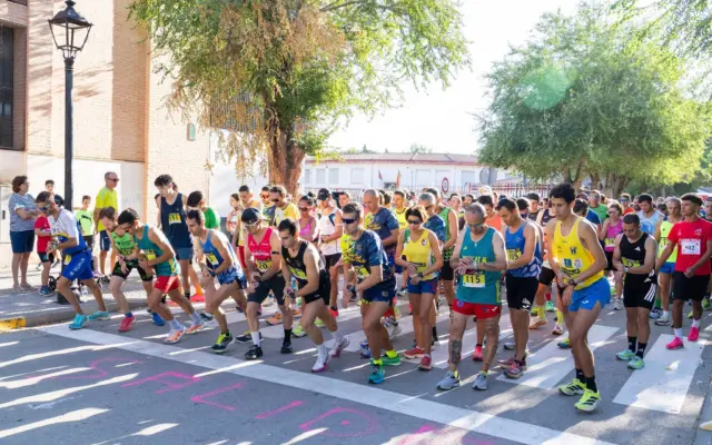 Salida de la 49ª Carrera Popular Villa de Herencia, con corredores por las calles del municipio