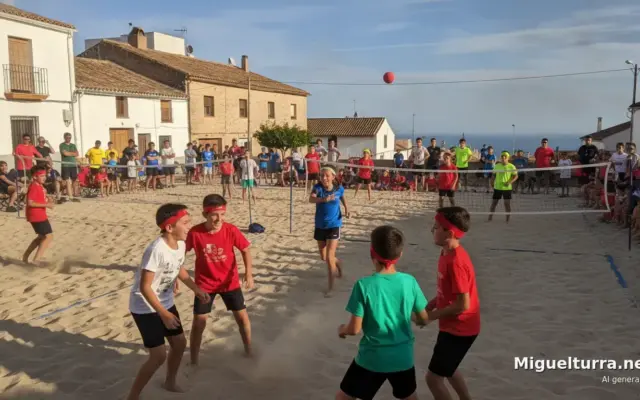 Jóvenes participando en el Torneo de Datchball Playa de Miguelturra