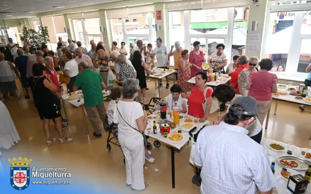 Ancianos del Centro de Mayores de Miguelturra durante el tradicional Vino de los Mayores de las Ferias y Fiestas 2026