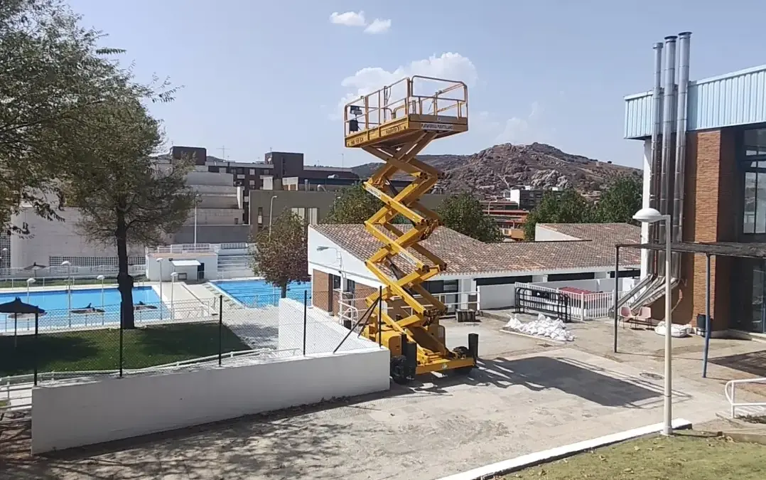 Zona de lanzamiento de fuegos artificiales en el complejo de piscinas María Luisa Cabañero de Puertollano