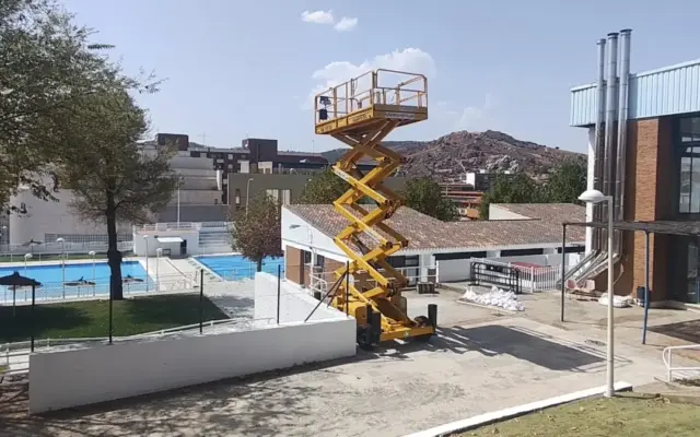 Zona de lanzamiento de fuegos artificiales en el complejo de piscinas María Luisa Cabañero de Puertollano