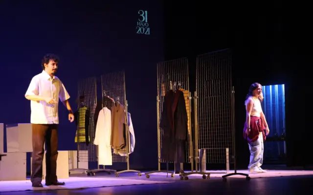 Representación de «Bajo la tierra que pisamos» en el Teatro Emilio Gavira ante alumnos de institutos de Alcázar de San Juan