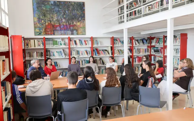 Asistentes participan en la III Biblioteca Humana en la Biblioteca Municipal de Alcázar de San Juan