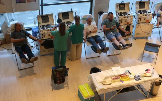 Donantes de sangre y plasma en la maratón celebrada en el Auditorio Emilio Gavira de Alcázar de San Juan