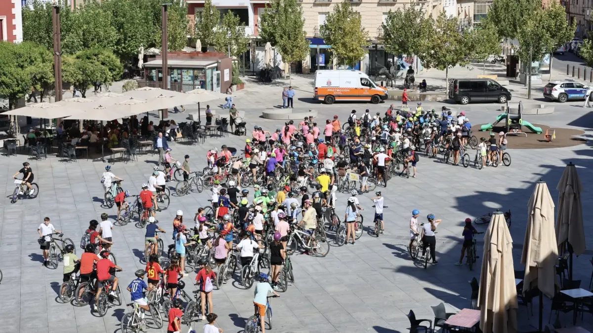Estudiantes de institutos de Alcázar de San Juan participan en una marcha ciclista por la Semana Europea de la Movilidad