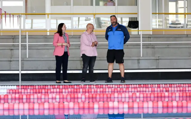 La alcaldesa Rosa Melchor visita la Piscina Municipal Cubierta de Alcázar de San Juan tras su renovación