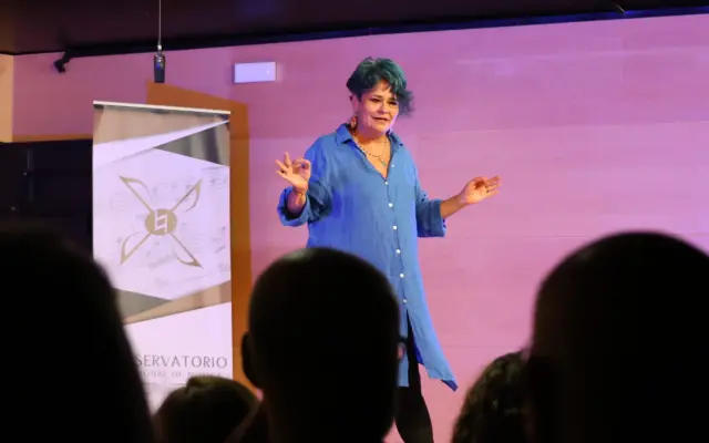 Carolina Rueda narrando en el ciclo EnCUENTrOS del Conservatorio de Alcázar de San Juan