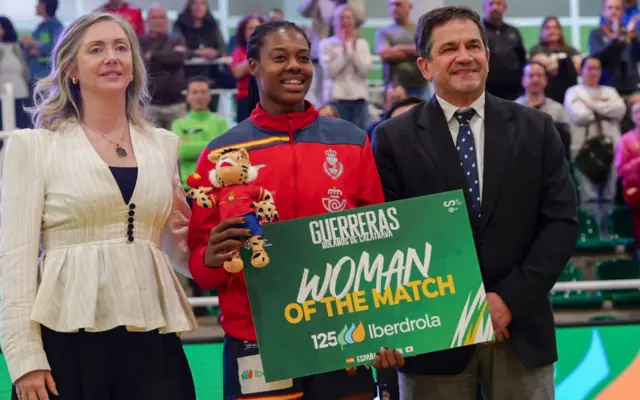 La selección española femenina de balonmano celebra su victoria ante Japón en el pabellón Macarena Aguilar de Bolaños de Calatrava