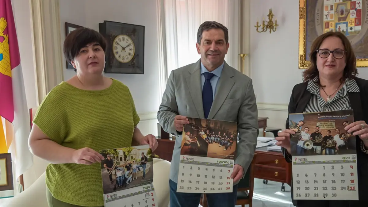 Representantes de Padisbol y el presidente de la Diputación con el calendario solidario 2027