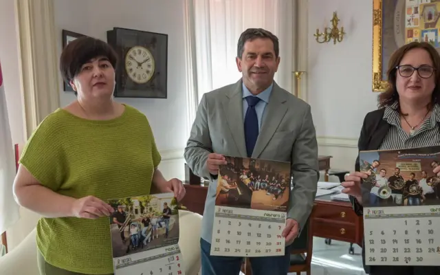 Representantes de Padisbol y el presidente de la Diputación con el calendario solidario 2027