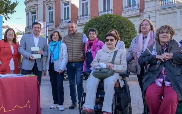 El presidente de la Diputación, Miguel Ángel Valverde, visita la mesa informativa de ACREAR en Ciudad Real
