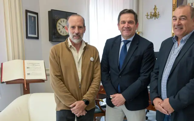 Presidente de la Diputación de Ciudad Real con los organizadores del Quijote Maratón en el Palacio Provincial