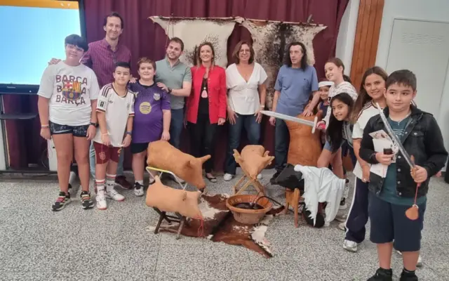 Antonio Fresneda muestra el oficio de botero a alumnos del colegio Jesús Baeza de Valdepeñas