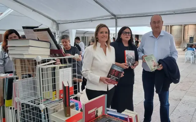 Inauguración de la primera Feria del Libro de Valdepeñas en Bodegas A7
