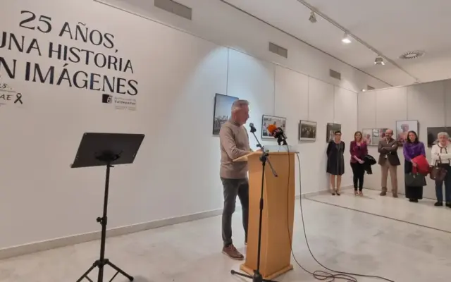 Exposición fotográfica por los 25 años de Rosae en el Centro Cultural La Confianza de Valdepeñas
