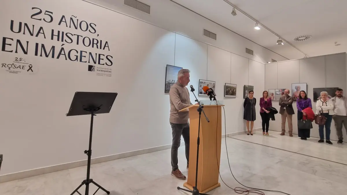 Exposición fotográfica por los 25 años de Rosae en el Centro Cultural La Confianza de Valdepeñas