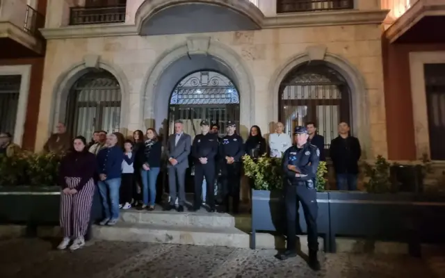 Minuto de silencio ante el Ayuntamiento de Valdepeñas por las víctimas del accidente de Urda