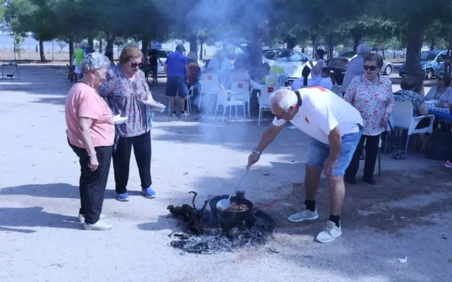 Encuentro gastronómico en la ermita de San Cristóbal durante la Semana de los Mayores de Alcázar de San Juan