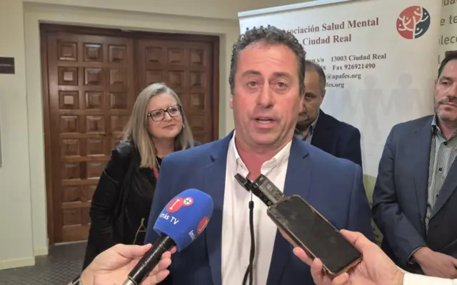 Representantes institucionales y de APAFES en el acto del Día Mundial de la Salud Mental en Ciudad Real
