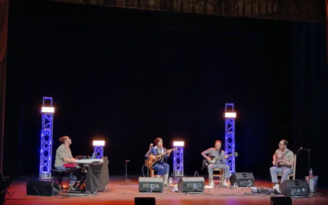 Anni B Sweet canta con guitarra acústica en el Teatro Municipal de Almagro durante el cierre del 40º Encuentro de Poesía Española