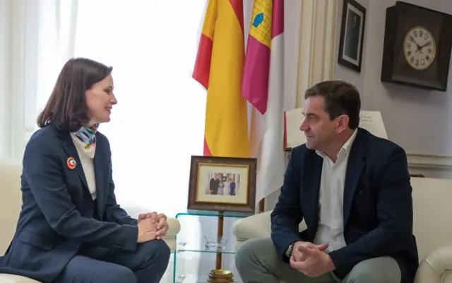 El presidente de la Diputación, Miguel Ángel Valverde, y la directora del Festival de Almagro, Irene Pardo, en su reunión de trabajo
