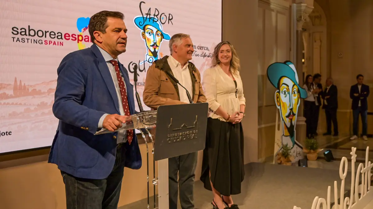 Miguel Ángel Valverde recibe en el Palacio Provincial a los participantes de las IV Jornadas de Destinos Turísticos Enogastronómicos de Saborea España