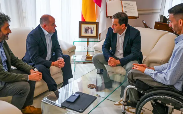 El presidente de la Diputación, Miguel Ángel Valverde, reunido con representantes de AMIAB en el Palacio Provincial