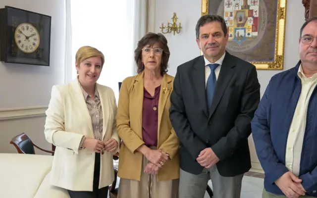 Miguel Ángel Valverde y Sonia González reciben a representantes del Colegio Oficial de Graduados Sociales de Ciudad Real en el Palacio Provincial