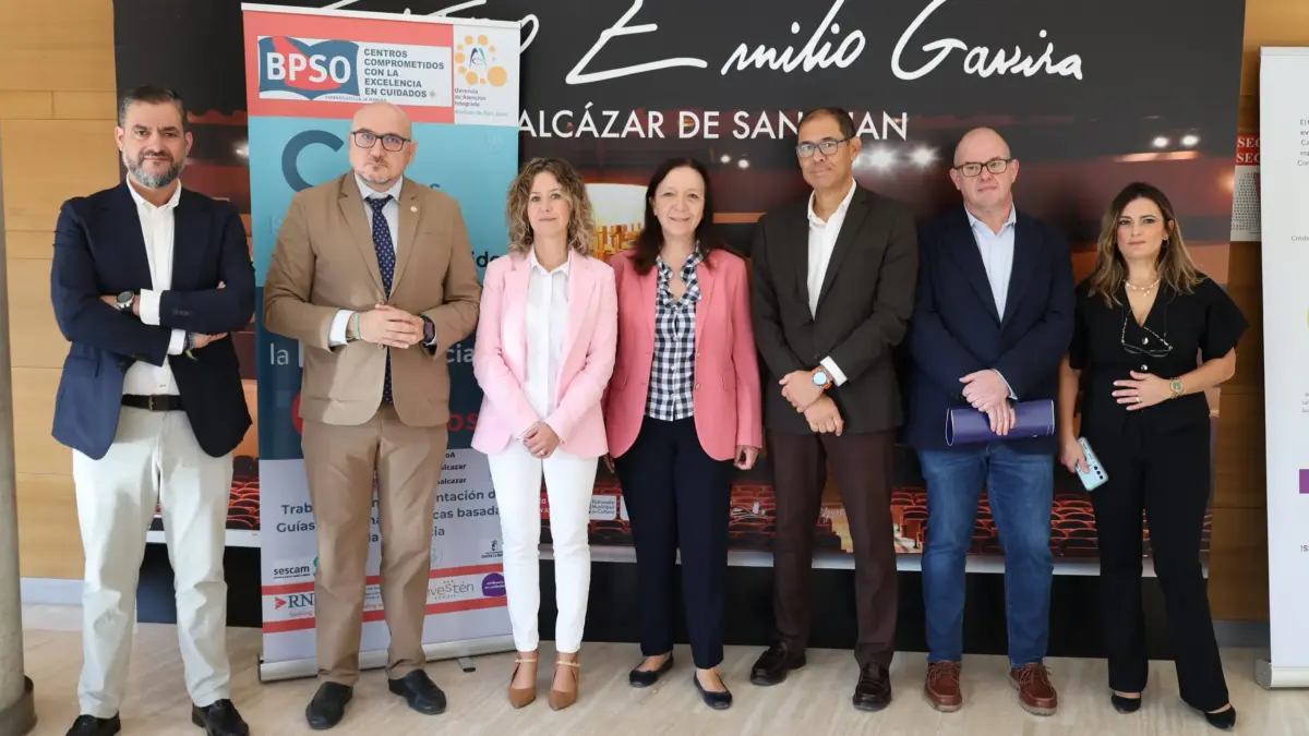 Profesionales sanitarios en la IV Jornada de Evidencia Científica para la Excelencia en Cuidados, en el Teatro Emilio Gavira de Alcázar de San Juan