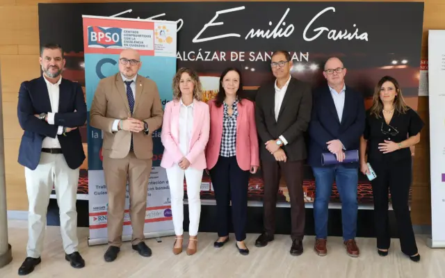 Profesionales sanitarios en la IV Jornada de Evidencia Científica para la Excelencia en Cuidados, en el Teatro Emilio Gavira de Alcázar de San Juan