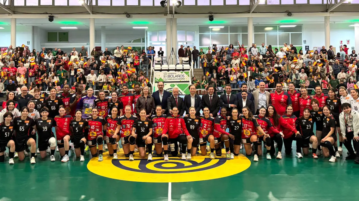 Jugadoras de España y Japón en el pabellón Macarena Aguilar de Bolaños de Calatrava