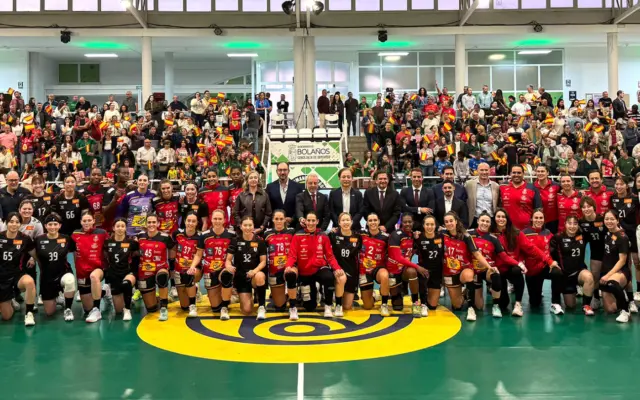 Jugadoras de España y Japón en el pabellón Macarena Aguilar de Bolaños de Calatrava