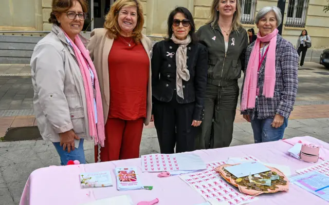Representantes de la Diputación de Ciudad Real visitan la mesa informativa de AMUMA